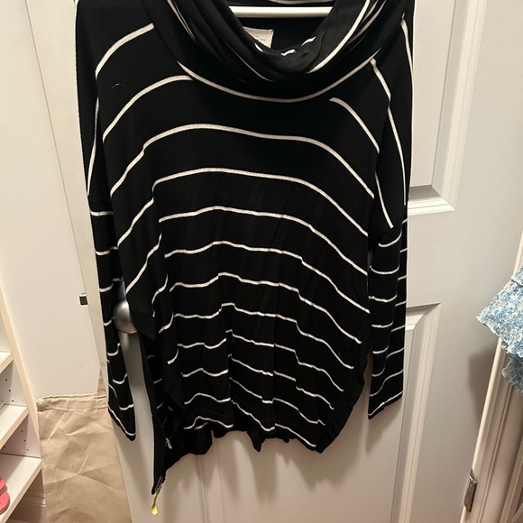 GREAT CONDITION size small Lou and Grey super soft Pullover - Picture 4 of 4